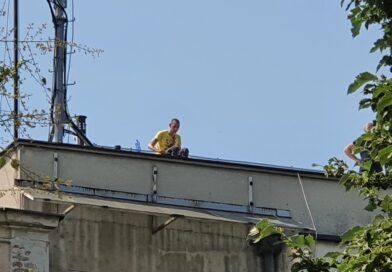 ДРАМА У СМЕДЕРЕВУ: НЕПОЗНАТИ МУШКАРАЦ ПРЕТИ ДА ЋЕ ДА СКОЧИ СА КРОВА ЗГРАДЕ ПОЛИЦИЈЕ (ФОТО, ВИДЕО)