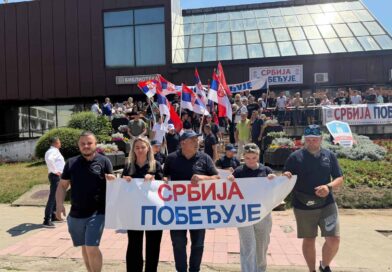 АКТИВИСТИ СНС КРЕНУЛИ ПЕШКЕ НА СКУП „СРБИЈА, ЈЕДНА ПОРОДИЦА“ У БЕОГРАДУ