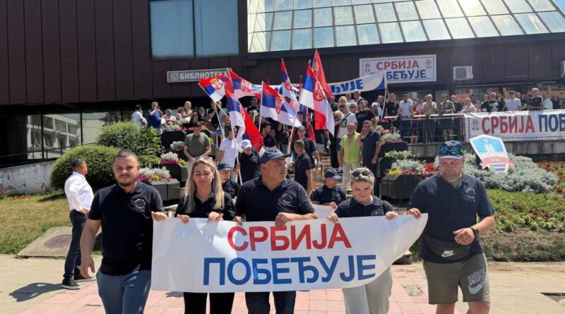 АКТИВИСТИ СНС КРЕНУЛИ ПЕШКЕ НА СКУП „СРБИЈА, ЈЕДНА ПОРОДИЦА“ У БЕОГРАДУ