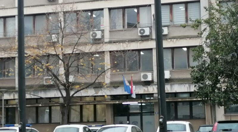 ОДРЕЂЕН ПРИТВОР МАЛОЛЕТНИКУ ЗБОГ НАПАДА НОЖЕМ